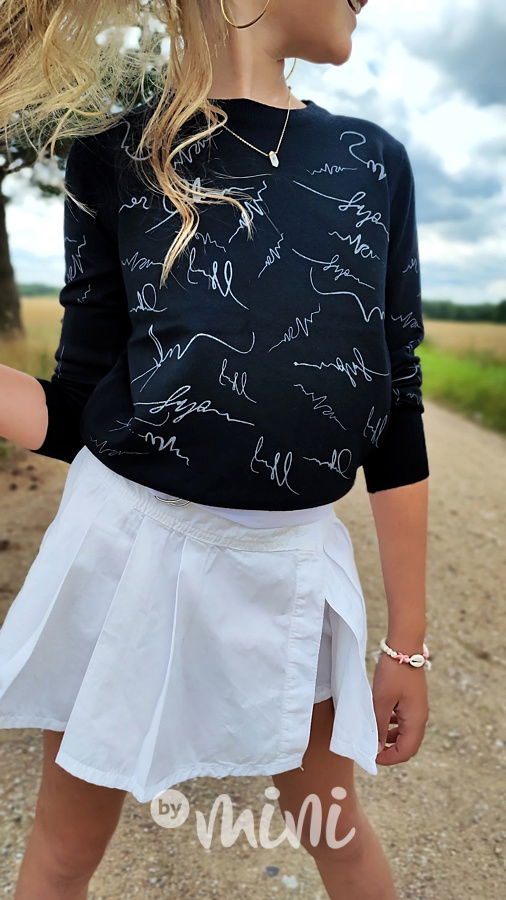 Černý svetřík s nápisy