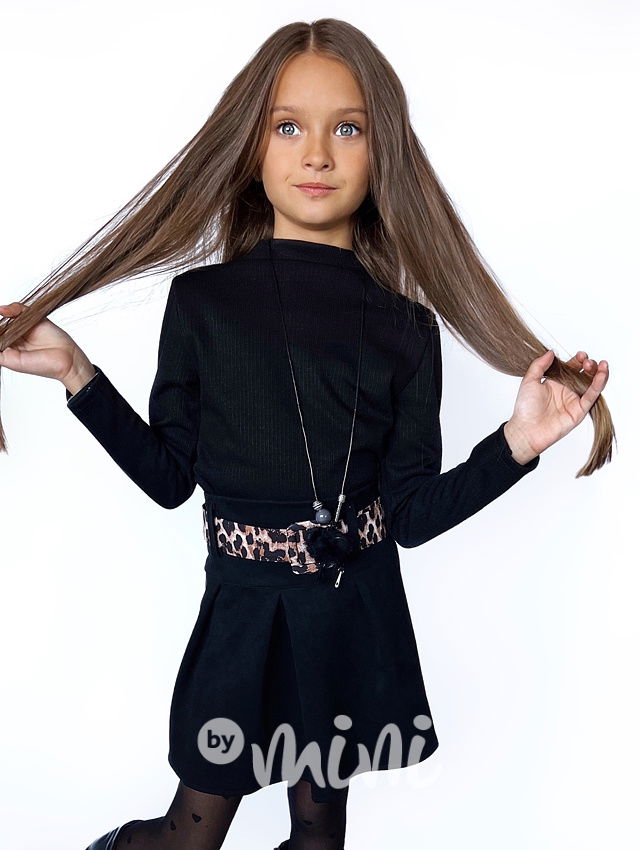 Černý svetřík s náhrdelníkem