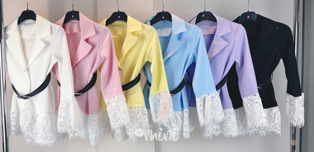 Černé sako s krajkou a páskem