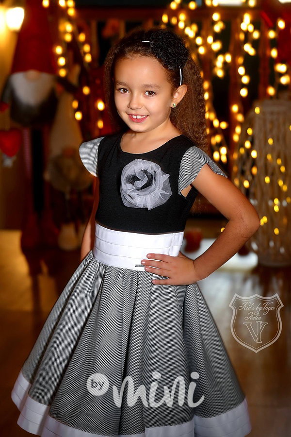 Elegantní šaty se spodničkou