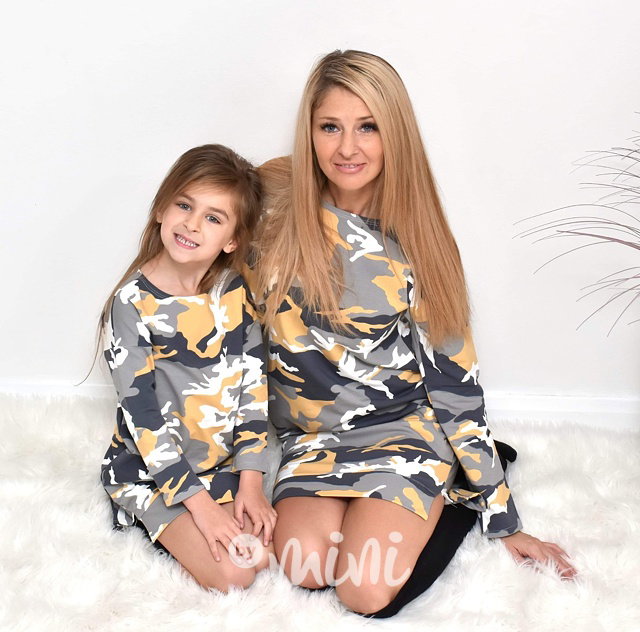 Stejné army šaty matka a dcera