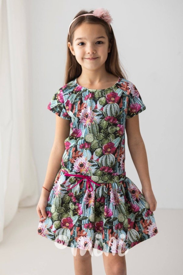 Krásné jarní dívčí šaty