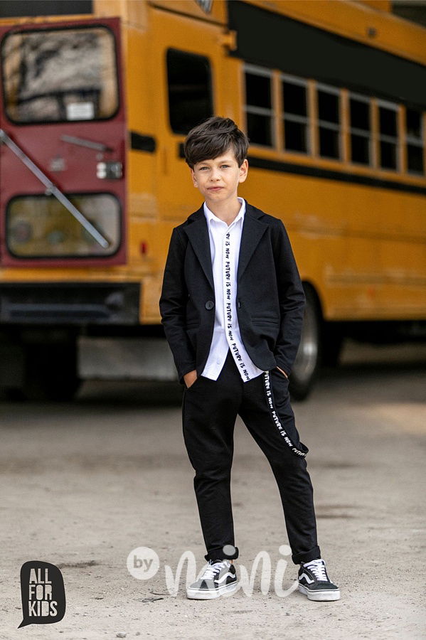 Černé kalhoty s dlouhým laclem