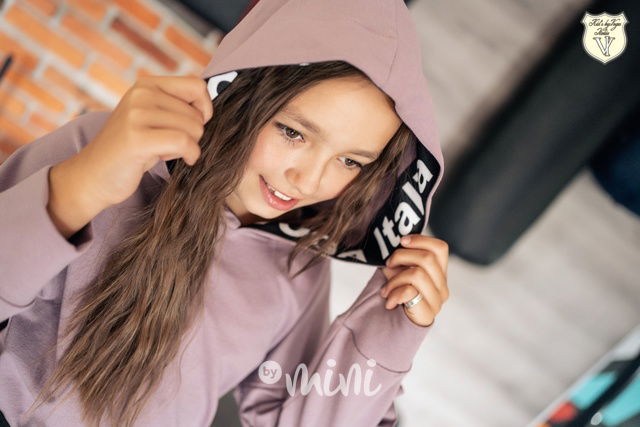 Lila hoodie tunika s kabelkou