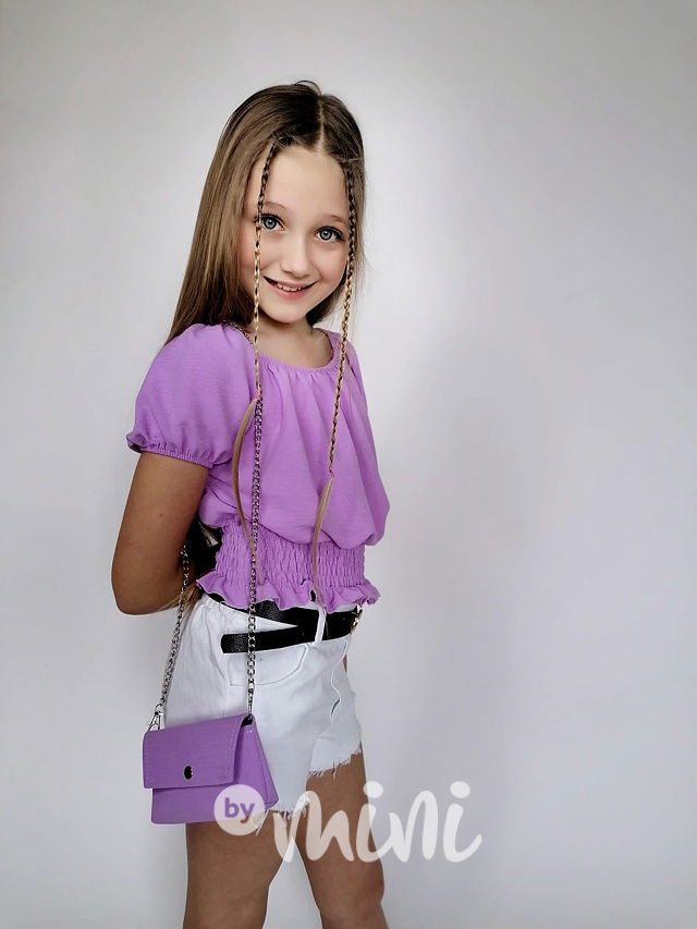Lila blůzka s kabelkou