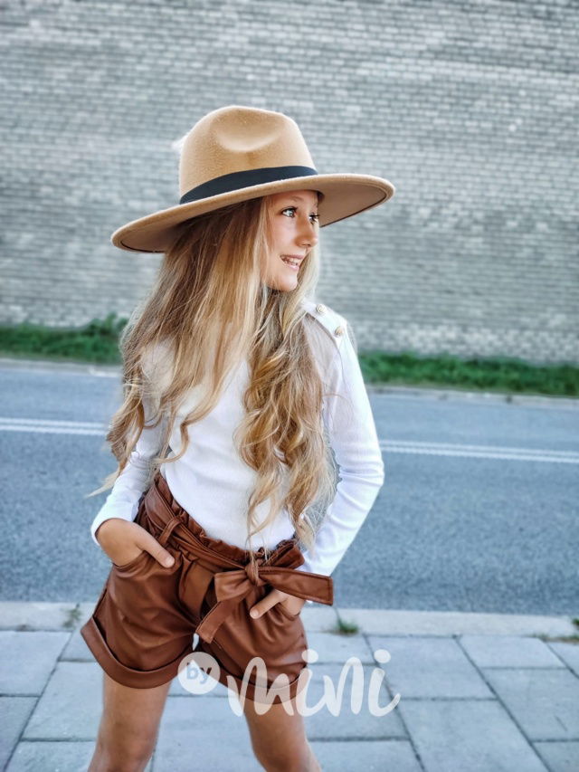 Žebrovaná bílá blůzka se zlatými knoflíky