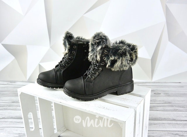 Black workery s kožíškem