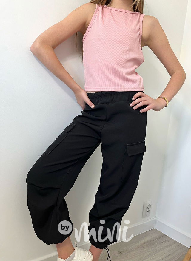 Černé cargo kapsáče