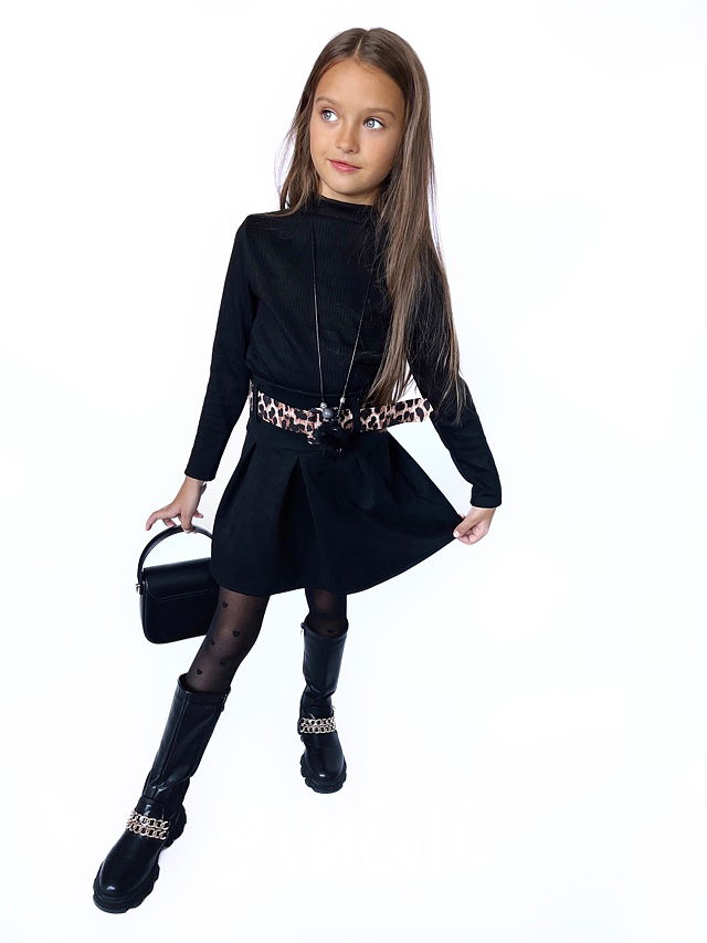 Černý svetřík s náhrdelníkem