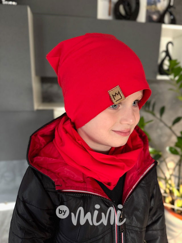 Červená houmles čepka s nákrčníkem