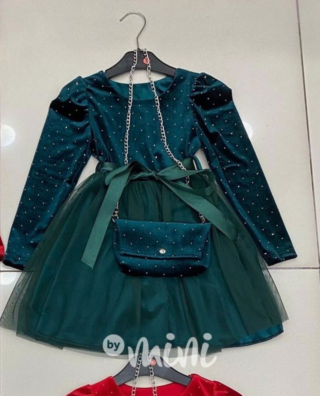 Smaragdové šaty s kabelkou