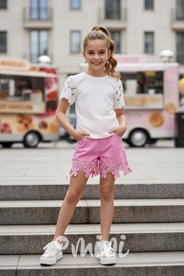 Bílá blůzka posetá kamínky