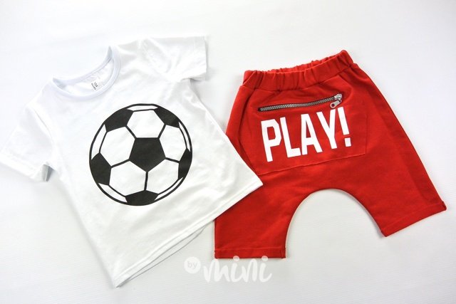 Chlapecký set oblečení červené kraťasy se zipem a kapsou a bílým tričkem s fotbalovým míčem bymini