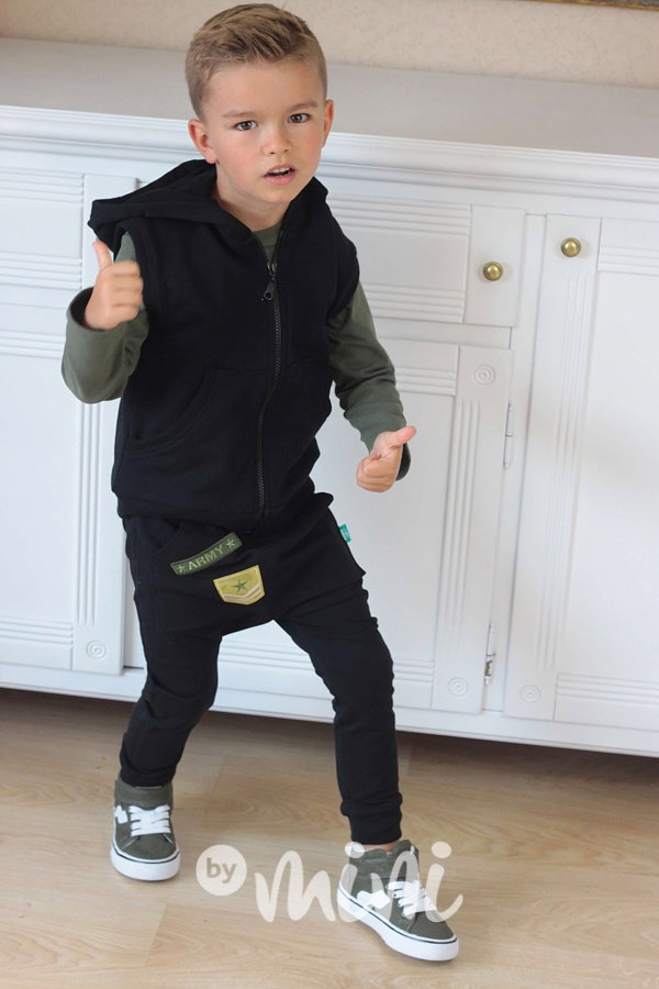 Černá vesta s kapucí