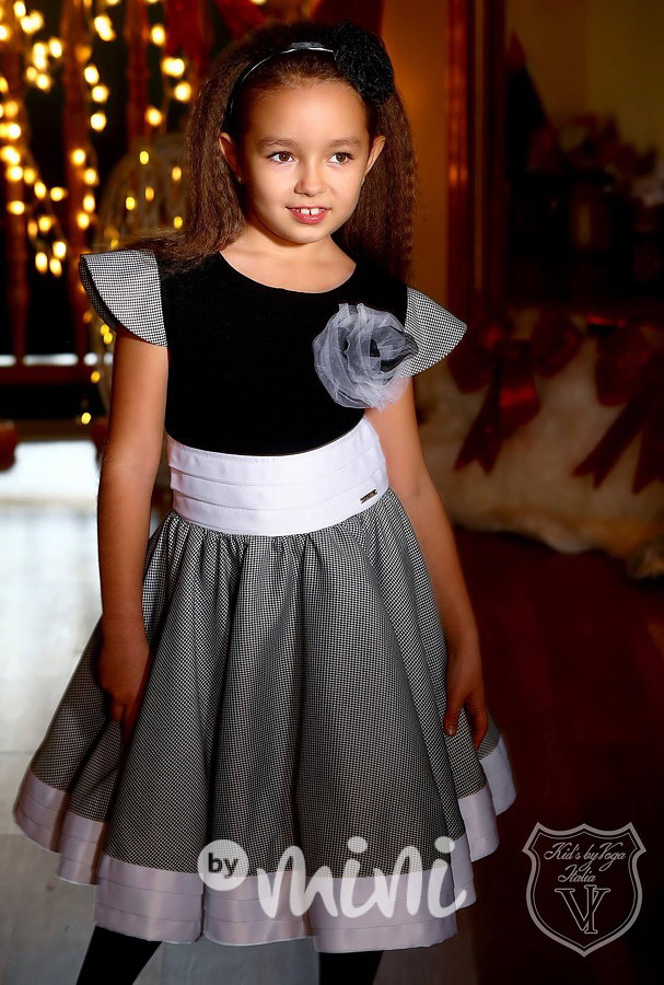 Elegantní šaty se spodničkou