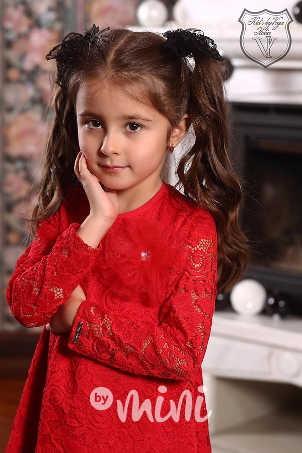 Červené krajkové šaty