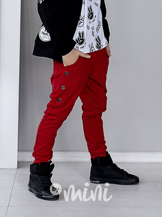 Red pants se cvočky