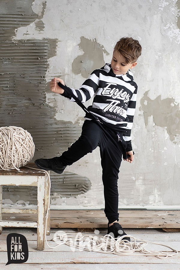 Černé tepláčky s dlouhými laclíky