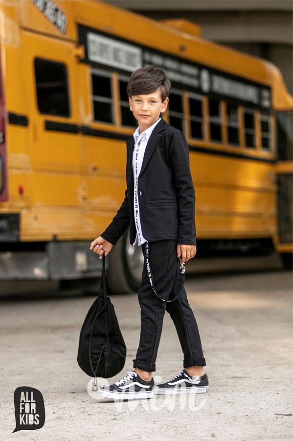 Černé kalhoty s dlouhým laclem