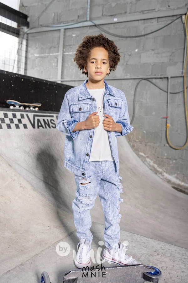 Acid wash ripped blue jeans *MashMnie*