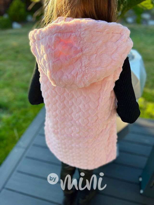 Chlupatá srdíčková vesta Kitty pink