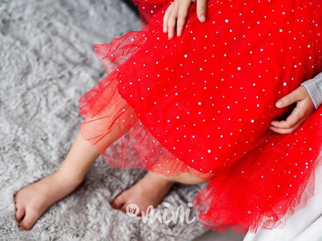Červená sukně se stříbrnými puntíky