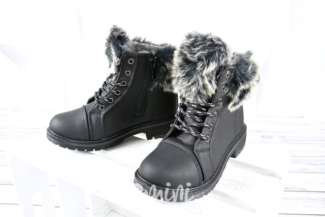 Black workery s kožíškem