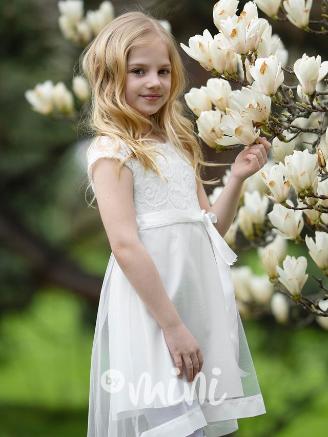 Bílé sváteční šaty