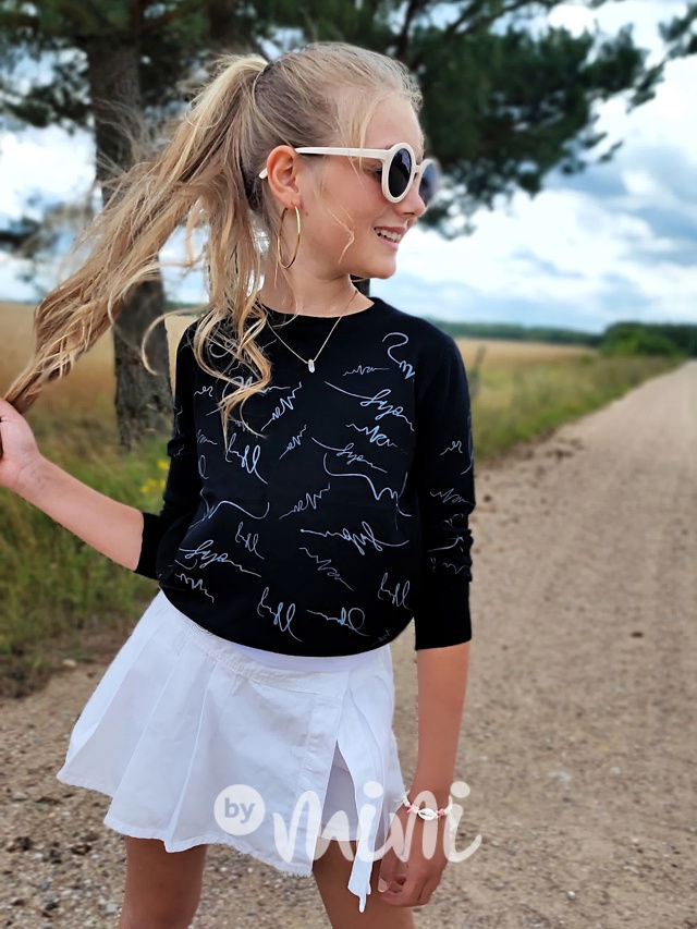 Černý svetřík s nápisy