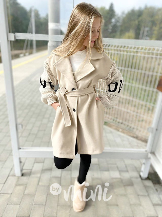 Kabát se svetrovými rukávy mocca
