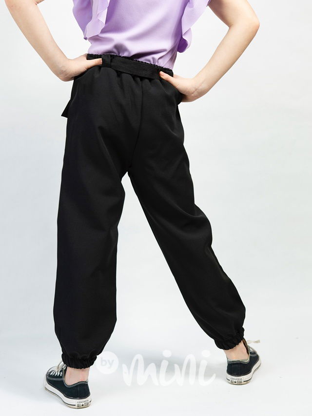 Cargo kalhoty s kapsami a páskem černé