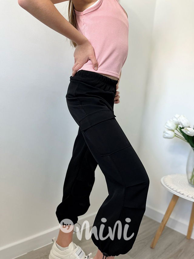 Černé cargo kapsáče