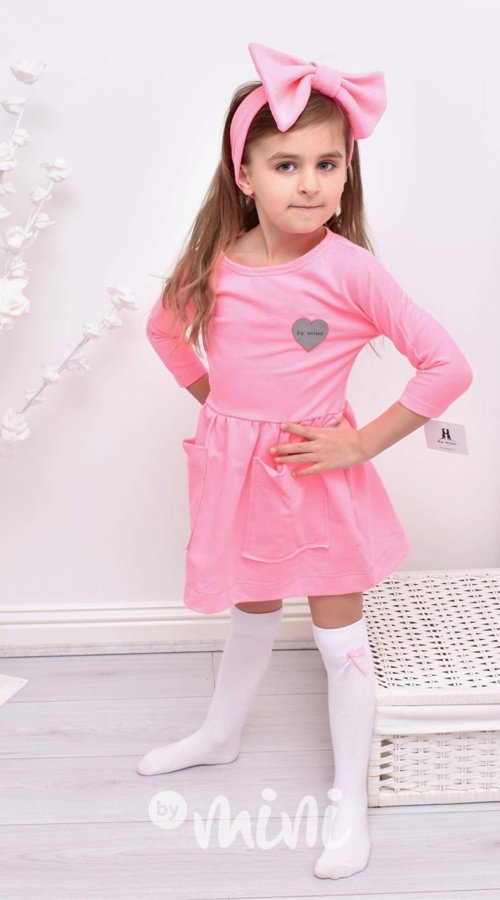 Neon pink šaty s kapsičkami