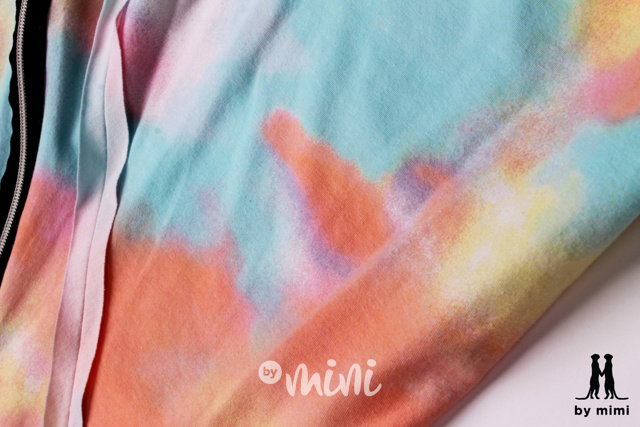 Asymetrická duhová mikina