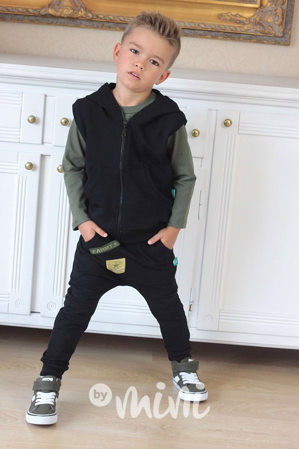 Černé baggy s army nášivkami