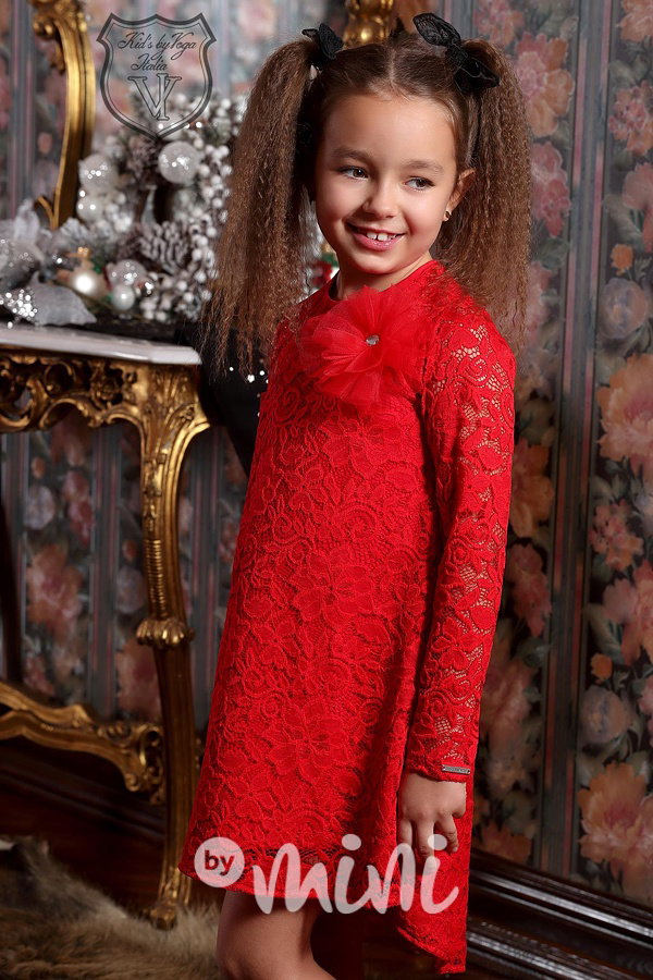 Červené krajkové šaty