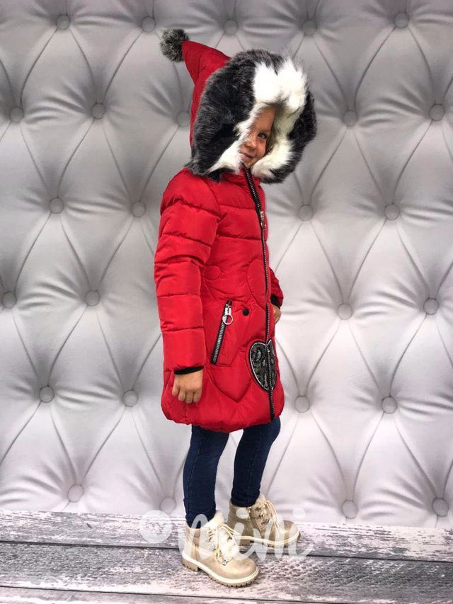 Dívčí červený zimní kabát se špičatou kapucí