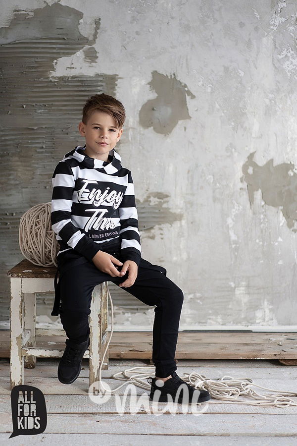 Černé tepláčky s dlouhými laclíky