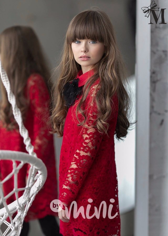 Red lace dress - červené krajkové dívčí šaty s límečkem