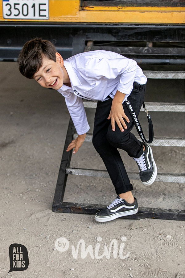 Černé kalhoty s dlouhým laclem