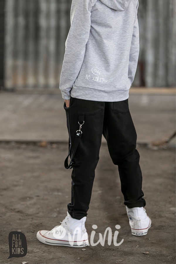 Černé kalhoty s dlouhým laclem