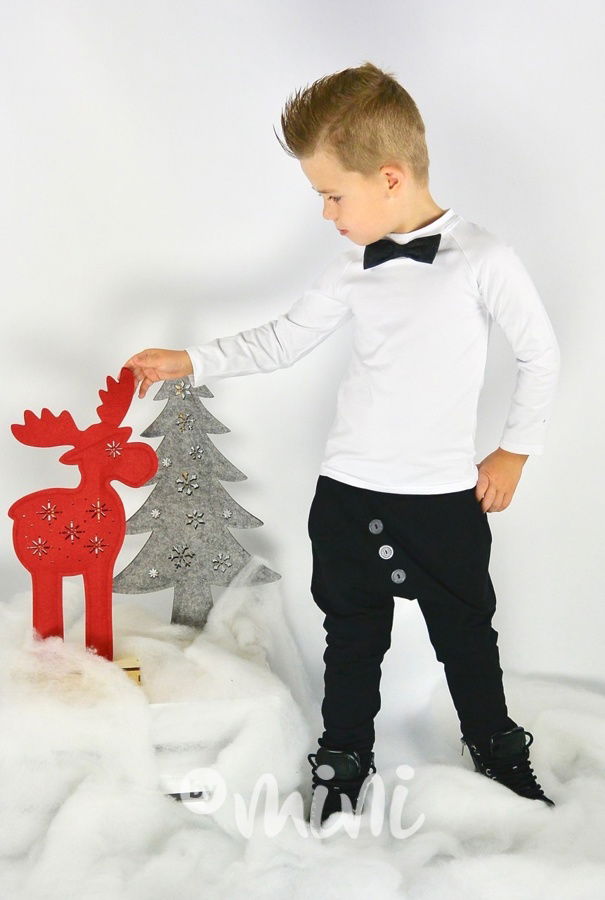 Bílá blůzka s černým motýlkem