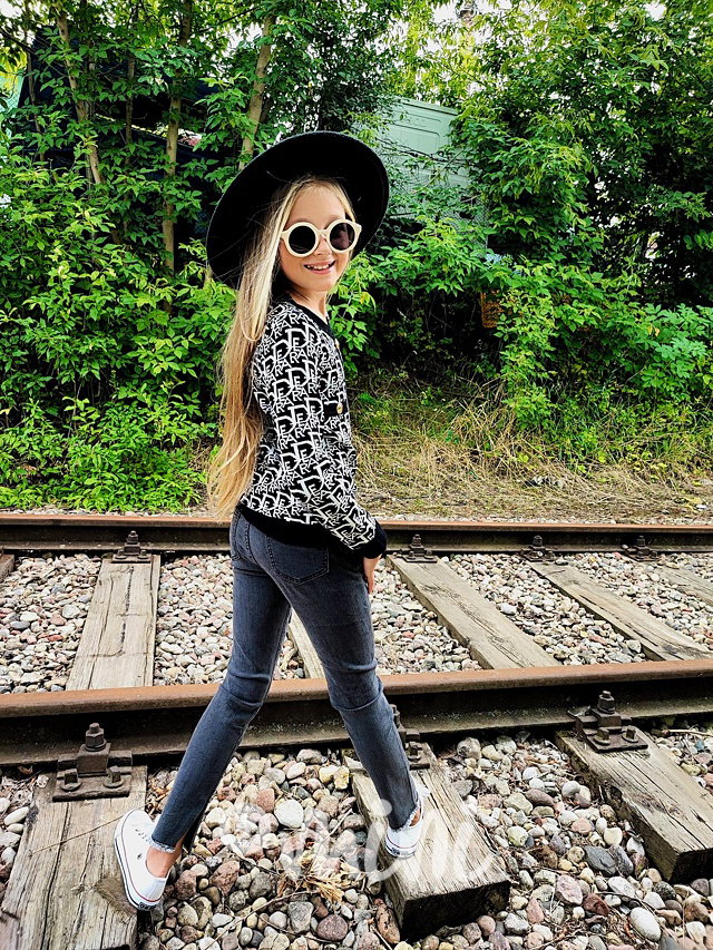 Coco svetřík černý