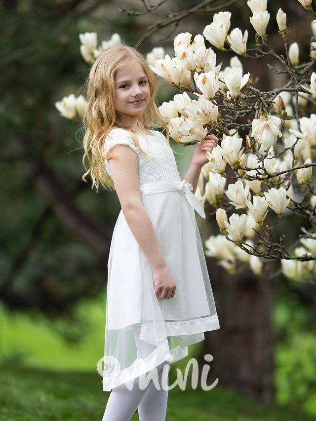 Bílé sváteční šaty