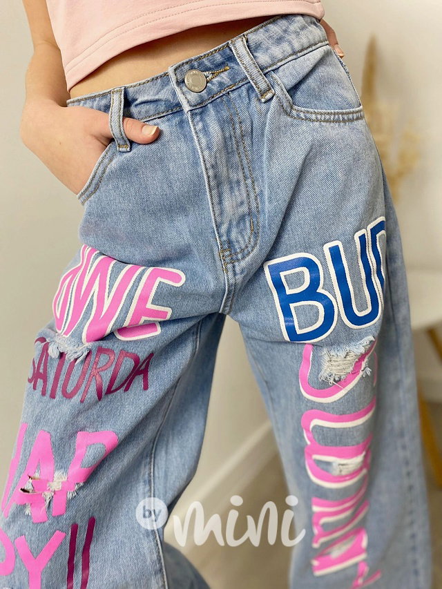 Glamour ripped jeans