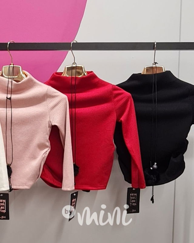 Černý svetřík s náhrdelníkem