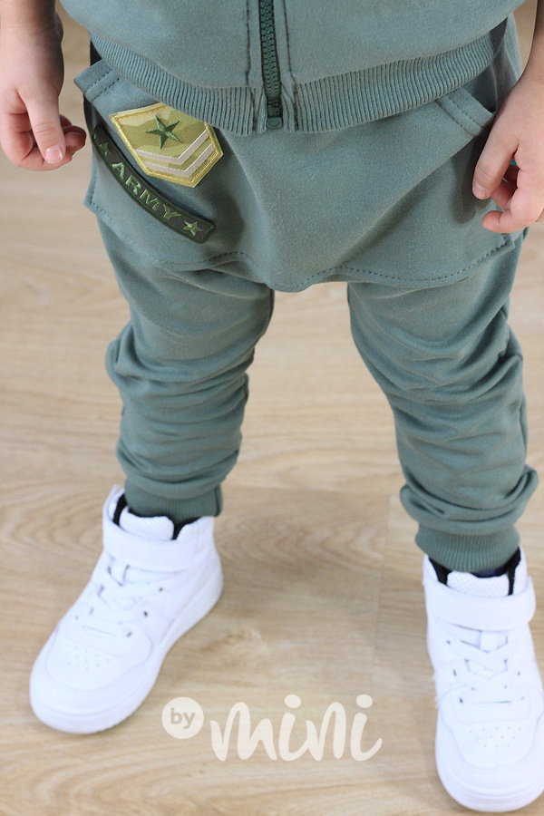 Zelené baggy s army nášivkami