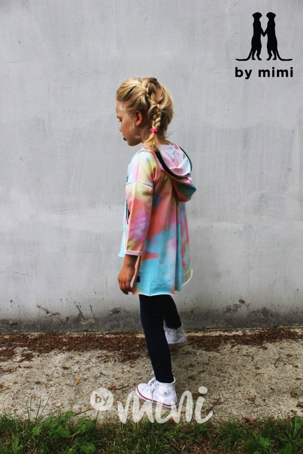 Asymetrická duhová mikina