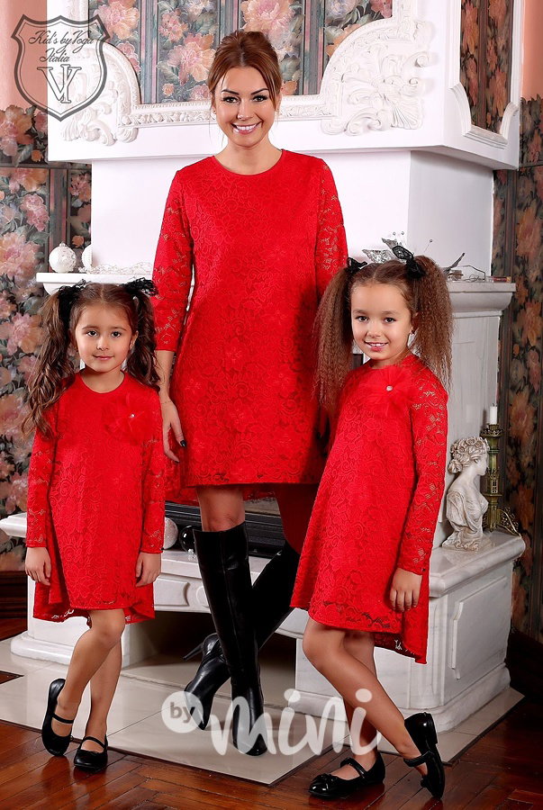 Červené krajkové šaty