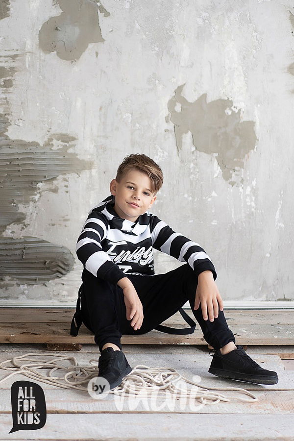 Černé tepláčky s dlouhými laclíky